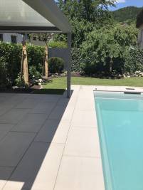 Terrassenplatten um Pool verlegt
